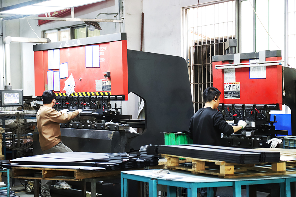 How can machining accuracy be guaranteed