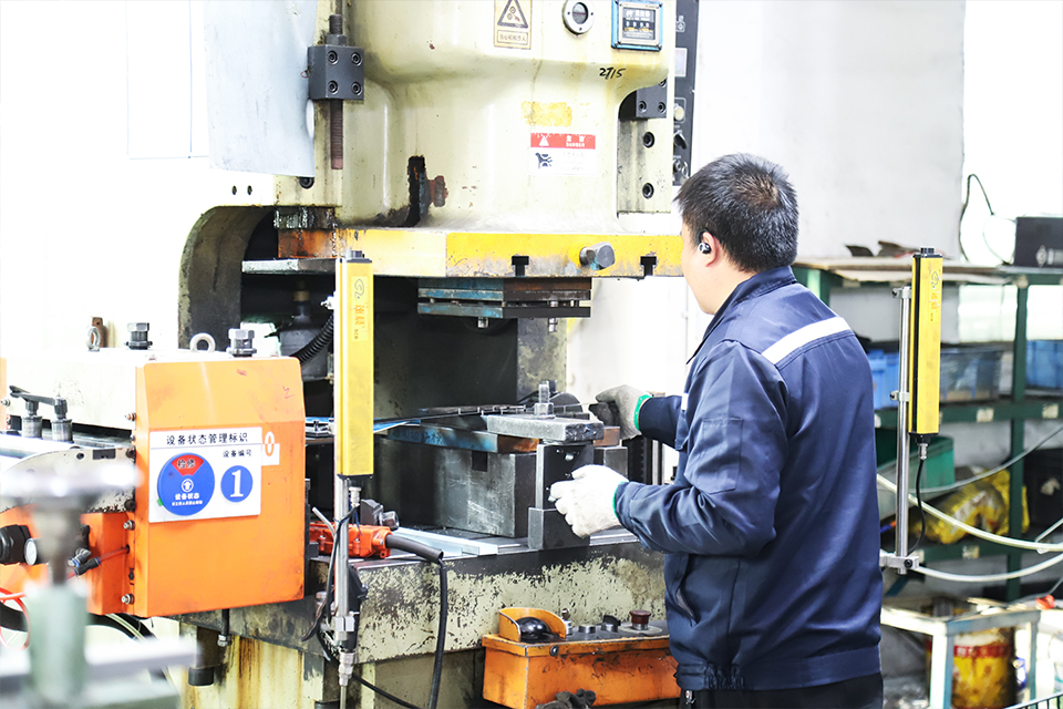Material selection for the aluminum casing of vehicle-mounted power amplifiers
